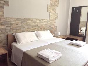 A bed or beds in a room at Spacious Apartment in Zafferana Etnea 65 m² with Private Garden