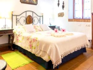 Postel nebo postele na pokoji v ubytování Cozy house with pool in San Cristóbal de La Laguna, 70 m² + 16 fotografií