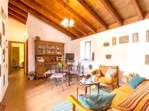 Posezení v ubytování Cozy house with pool in San Cristóbal de La Laguna, 70 m²