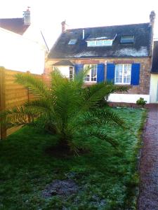 Taman di luar Maison chaleureuse à Erquy avec jardin et parking