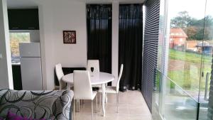 Posedenie v ubytovaní Charming Apartment in Riveira with Private Parking