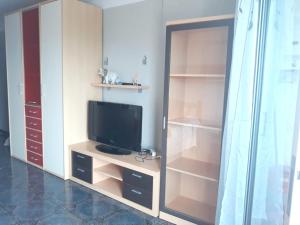 Televisyen dan/atau pusat hiburan di Charming Studio in Playa San Marcos 45 sqm with Sea View