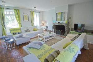 uma sala de estar com dois sofás e uma lareira em Villa de 5 chambres avec piscine privee jardin amenage et wifi a Fons em Fons