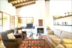 Predel za sedenje v nastanitvi 3 bedrooms villa with private pool enclosed garden and wifi at Saus Camallera