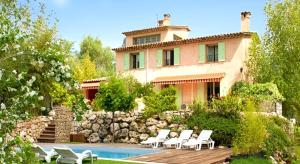 uma casa com um monte de cadeiras ao lado de uma piscina em Villa de 4 chambres avec piscine privee jardin clos et wifi a La Gaude em La Gaude