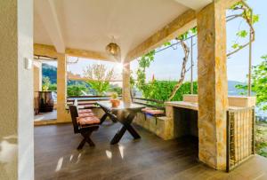 Balkón alebo terasa v ubytovaní Charming apartment with private pool in Mastrinka - 98 sqm