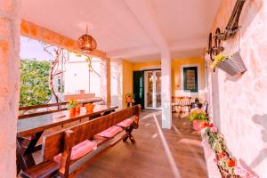 Posedenie v ubytovaní Charming apartment with private pool in Mastrinka - 98 sqm