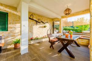 Posedenie v ubytovaní Charming apartment with private pool in Mastrinka - 98 sqm