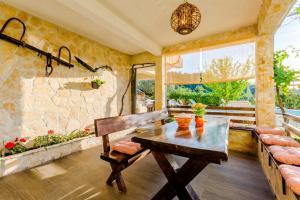 Posedenie v ubytovaní Charming apartment with private pool in Mastrinka - 98 sqm