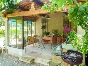 un patio cubierto con mesa y sillas en Maison de 2 chambres avec piscine partagee terrasse amenagee et wifi a Oppede, en Oppède