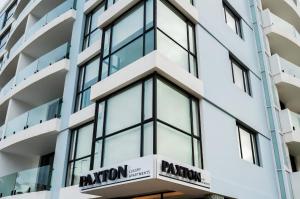 eine Fassade eines Gebäudes mit einem Ravention-Schild darauf in der Unterkunft Paxton Luxury Apartments self-catering in Port Elizabeth