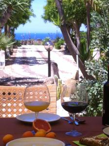 2 bedrooms house with sea view enclosed garden and wifi at Sciacca 5 km away from the beachで提供されているドリンク