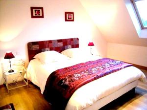 Giường trong phòng chung tại Maison de 4 chambres a Plougrescant a 400 m de la plage avec vue sur la mer jardin clos et wifi