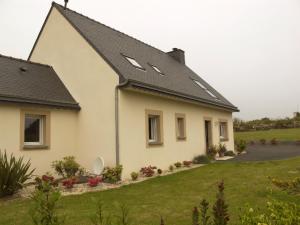 プルグレスカンにあるMaison de 4 chambres a Plougrescant a 400 m de la plage avec vue sur la mer jardin clos et wifiの黒屋根の家