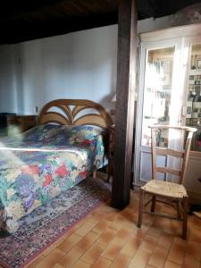 Ένα ή περισσότερα κρεβάτια σε δωμάτιο στο Maison spacieuse à St Constant Fournoules avec jardin