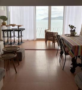 ein Esszimmer mit Tisch und Blick auf das Meer in der Unterkunft Bright apartment with sea view in Llançà - 90 m² - Terrace in Llança