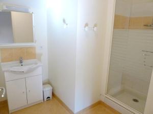 a white bathroom with a shower and a sink at Maison de charme à Saint-Vincent-la-Châtre avec piscine partagée in Saint-Vincent-la-Châtre +13 photos