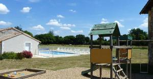 Galería fotográfica de Maison de 4 chambres avec piscine partagee jardin amenage et wifi a Saint Vincent la Chatre en Saint-Vincent-la-Châtre