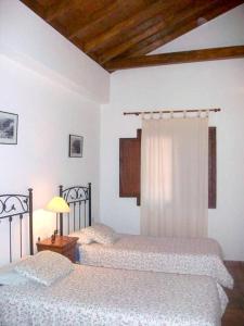 מיטה או מיטות בחדר ב-2 bedrooms house at Hermigua 600 m away from the beach with sea view furnished balcony and wifi