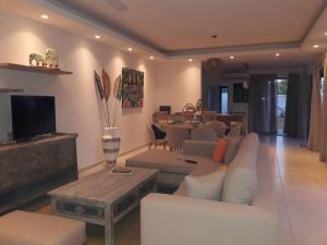 Χώρος καθιστικού στο Elegant Villa in Pereybere, Grand Baie + Pool