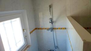 Et badeværelse på Studio charmant à Pierrefeu-du-Var, 20 m², piscine partagée