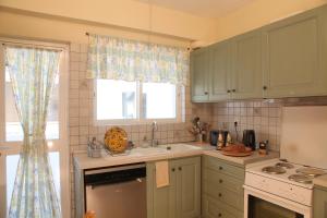 Cucina o angolo cottura di Unique Flat with Sea View at Edem Beach - A Seafront Property by Athenian Homes