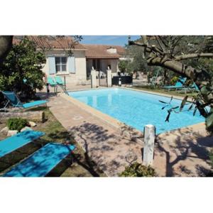 Imagen de la galería de Villa de 3 chambres avec piscine privee jardin clos et wifi a Maillane, en Maillane