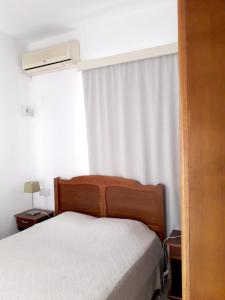 グランベにあるModern Apartment in Grand Bay, Balconyのベッドと窓のある寝室