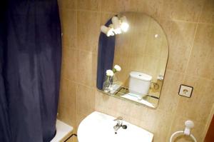プエルト・デ・マサロンにあるSpacious apartment near Puerto de Mazarrón with terraceの洗面台と鏡のあるバスルーム +8枚の写真