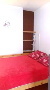 - une chambre avec un lit rouge et une couverture rouge dans l'établissement Studio a Aime la plagne a 10 m des pistes, à Aime La Plagne