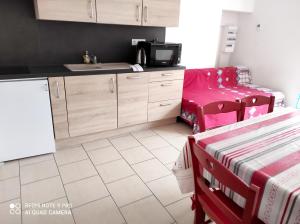 Solesmes的住宿－Maison d'une chambre avec terrasse amenagee et wifi a Solesmes，厨房配有水槽和台面