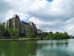 Imagen de la galería de Maison d'une chambre avec terrasse amenagee et wifi a Solesmes, en Solesmes