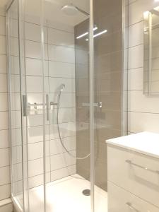 een douche met een glazen deur in de badkamer bij Appartement d'une chambre a Metabief a 400 m des pistes avec piscine interieure et balcon in Métabief