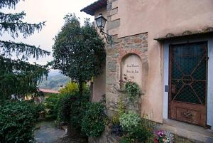 un bâtiment avec une porte munie d'un panneau. dans l'établissement 2 bedrooms house with city view jacuzzi and enclosed garden at Massa e Cozzile, à Massa e Cozzile