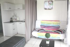 Η κουζίνα ή μικρή κουζίνα στο Maison charmante à Saint Paul avec vue sur la mer