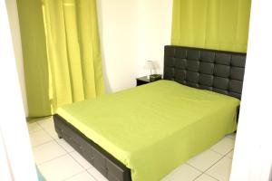 Ένα ή περισσότερα κρεβάτια σε δωμάτιο στο Maison charmante à Saint Paul avec vue sur la mer