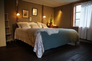 Haddebo维达克罗拉酒店的一间卧室，里面有一张床和一扇窗户。