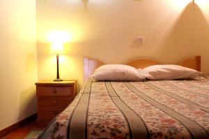 Ein Bett oder Betten in einem Zimmer der Unterkunft One bedroom appartement at Seia 200 m away from the beach with furnished terrace and wifi
