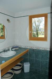 Ванная комната в Villa de 4 chambres avec piscine privee jardin amenage et wifi a La Mole