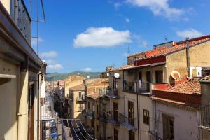 uma vista para uma rua da cidade com edifícios em Studio with city view balcony and wifi at Castelbuono em Castelbuono
