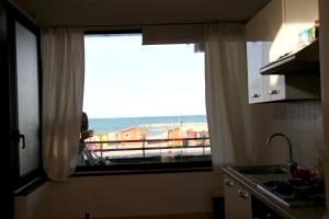 Kuchyňa alebo kuchynka v ubytovaní Comfortable Apartment with Sea View in Fano - 60 m².