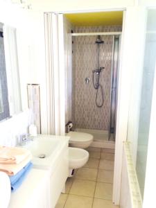 Kúpeľňa v ubytovaní Comfortable Apartment with Sea View in Fano - 60 m².