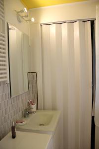 Kúpeľňa v ubytovaní Comfortable Apartment with Sea View in Fano - 60 m². + 22 fotografií