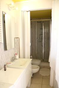 Kúpeľňa v ubytovaní Comfortable Apartment with Sea View in Fano - 60 m².
