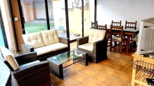 Svetainės erdvė apgyvendinimo įstaigoje 3 bedrooms villa with private pool enclosed garden and wifi at Pajares de la Lampreana