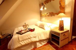 سرير أو أسرّة في غرفة في 3 bedrooms appartement at Malpica 10 m away from the beach with sea view enclosed garden and wifi