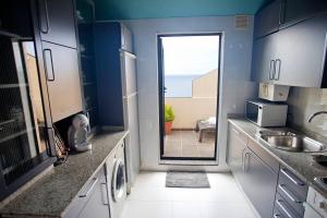 مطبخ أو مطبخ صغير في 3 bedrooms appartement at Malpica 10 m away from the beach with sea view enclosed garden and wifi