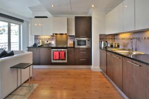 Virtuvė arba virtuvėlė apgyvendinimo įstaigoje Cape Royale 1 Bedroom Luxury Apartments with Mountain View