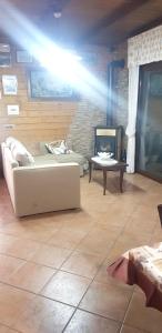Uma área de estar em One bedroom house with enclosed garden and wifi at Sant'Antonio Abate 5 km away from the beach