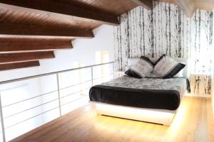 una camera con un letto in una stanza con pavimenti in legno di Studio with shared pool furnished terrace and wifi at Montemiletto a Montemiletto